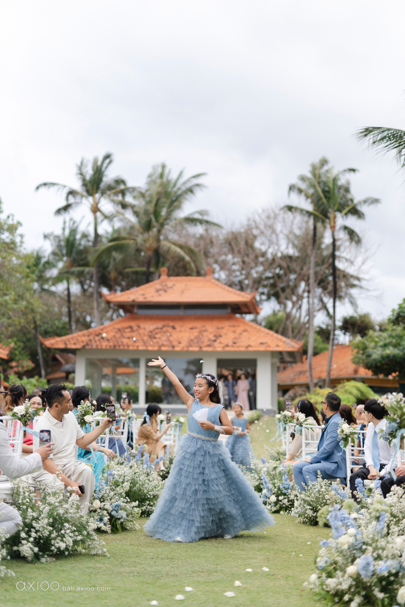 Axioo: Little Scene Stealers